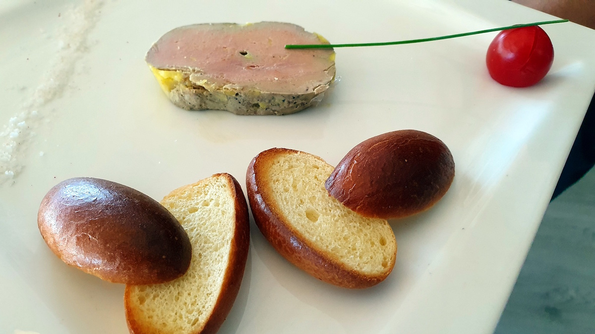 Foie gras de canard au torchon, chutney de figues et pruneaux, petits pains briochés