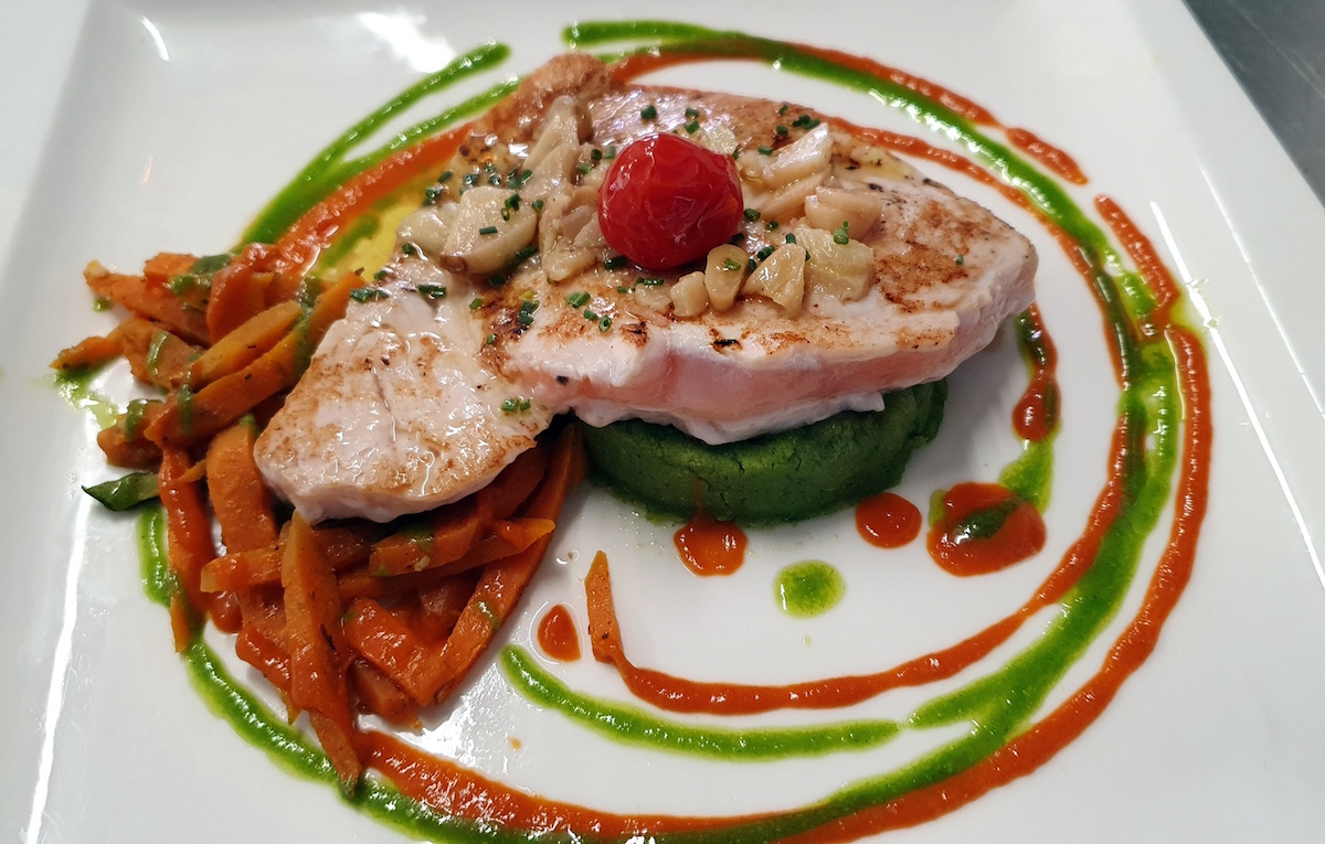 Steak d' Espadon à l' ail, confit au pistou, purée verte